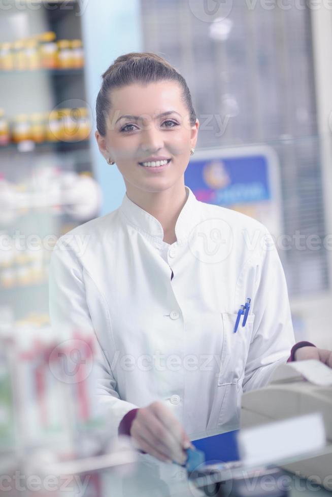 mulher de farmacêutico químico em pé na farmácia farmácia foto