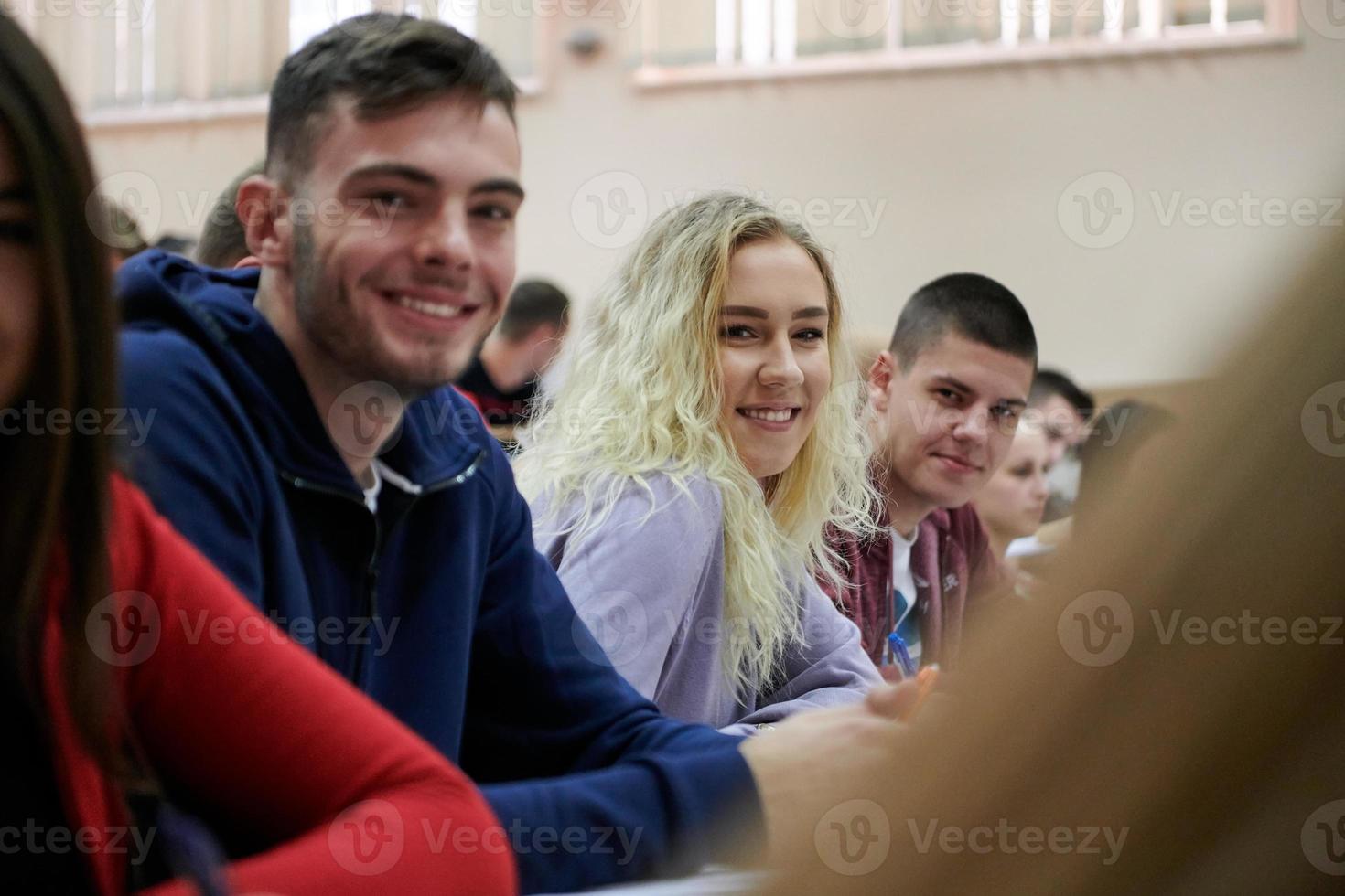 estudantes agrupam-se no anfiteatro foto