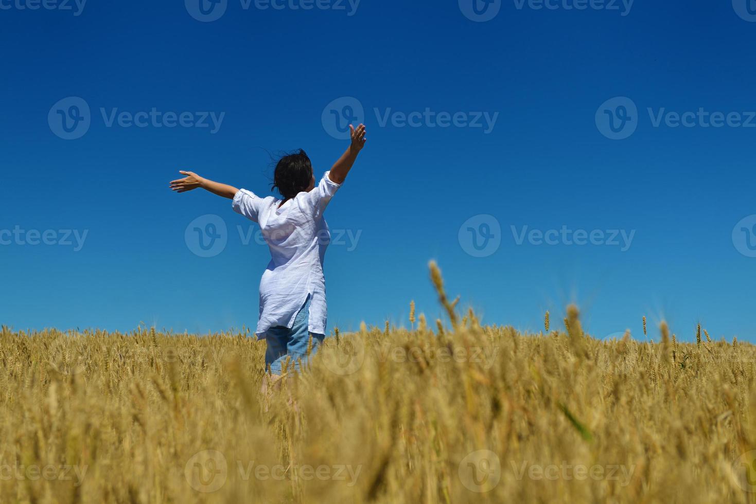 jovem no campo de trigo no verão foto