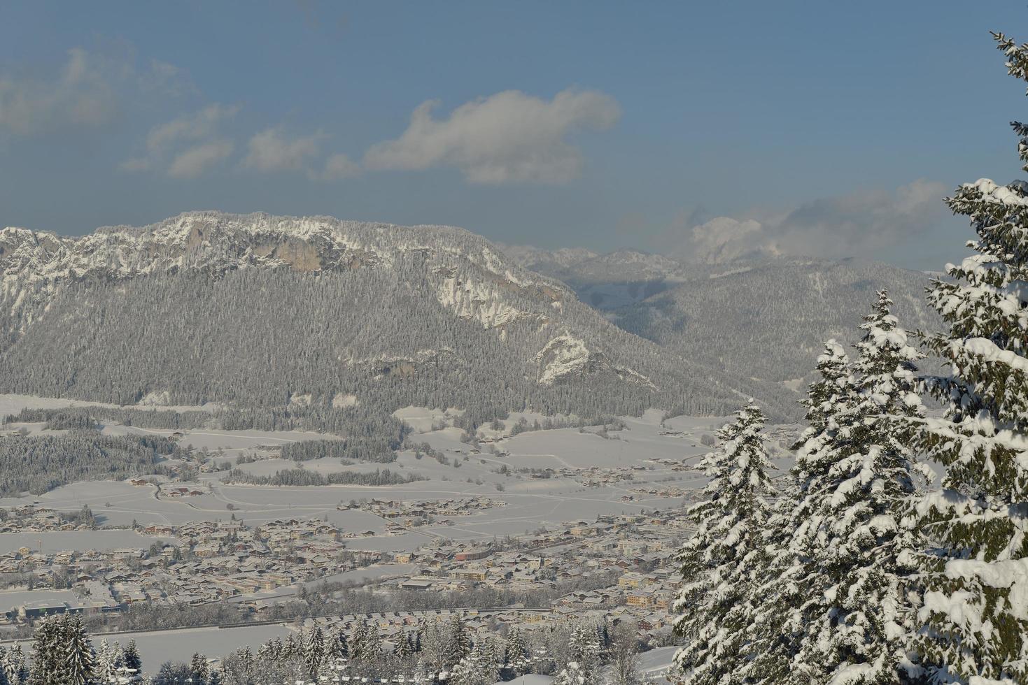 paisagem de montanha do inverno foto