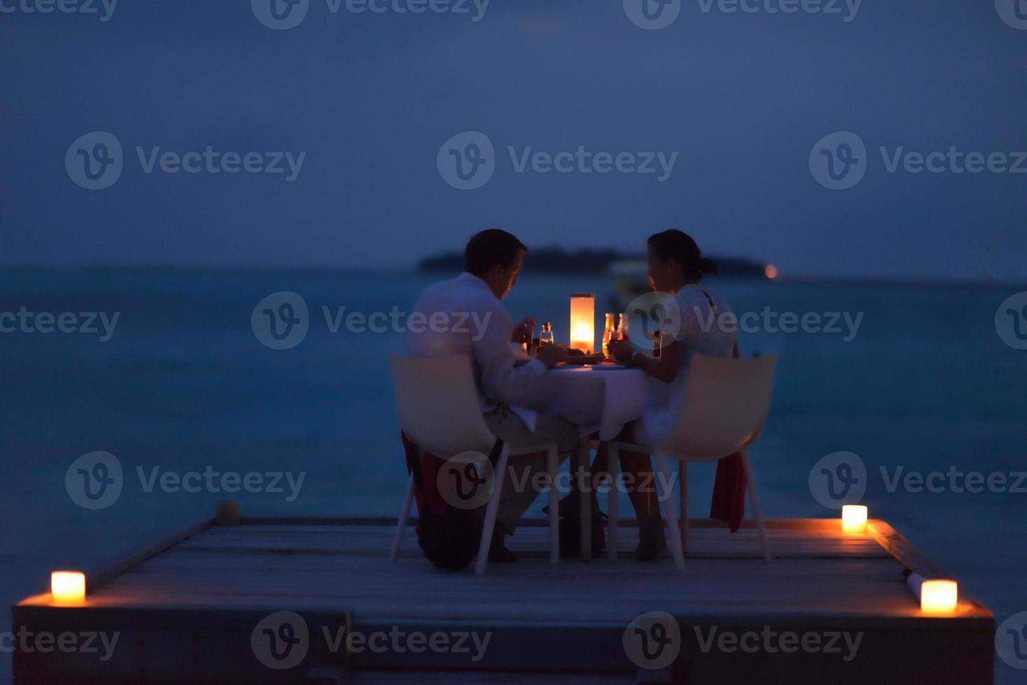 casal romântico jantar ao ar livre foto
