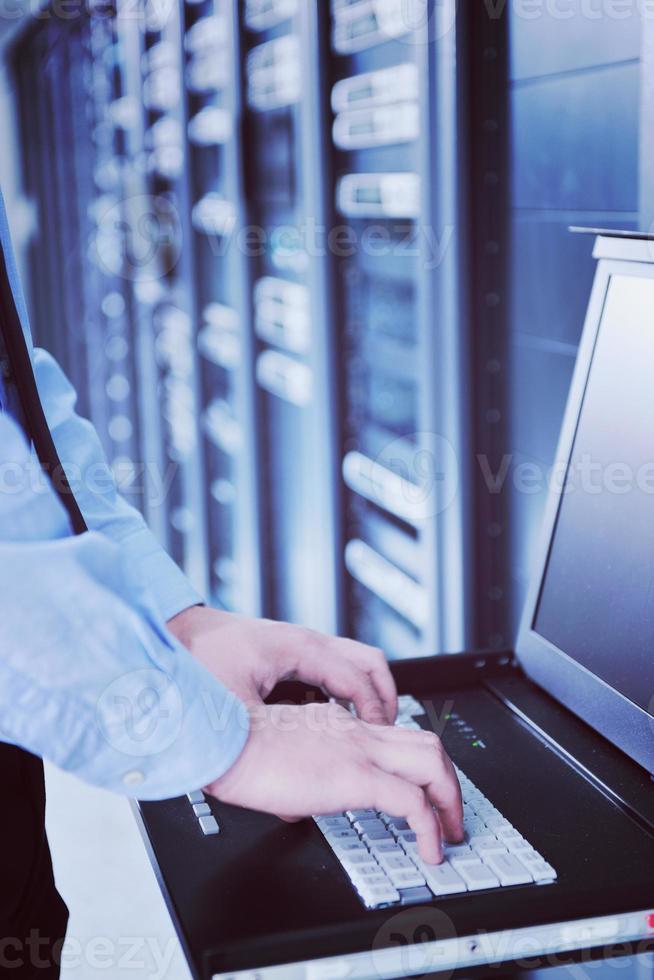 jovem engenheiro de TI na sala do servidor do datacenter foto