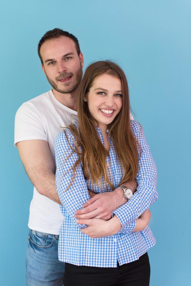 casal isolado em fundo azul foto