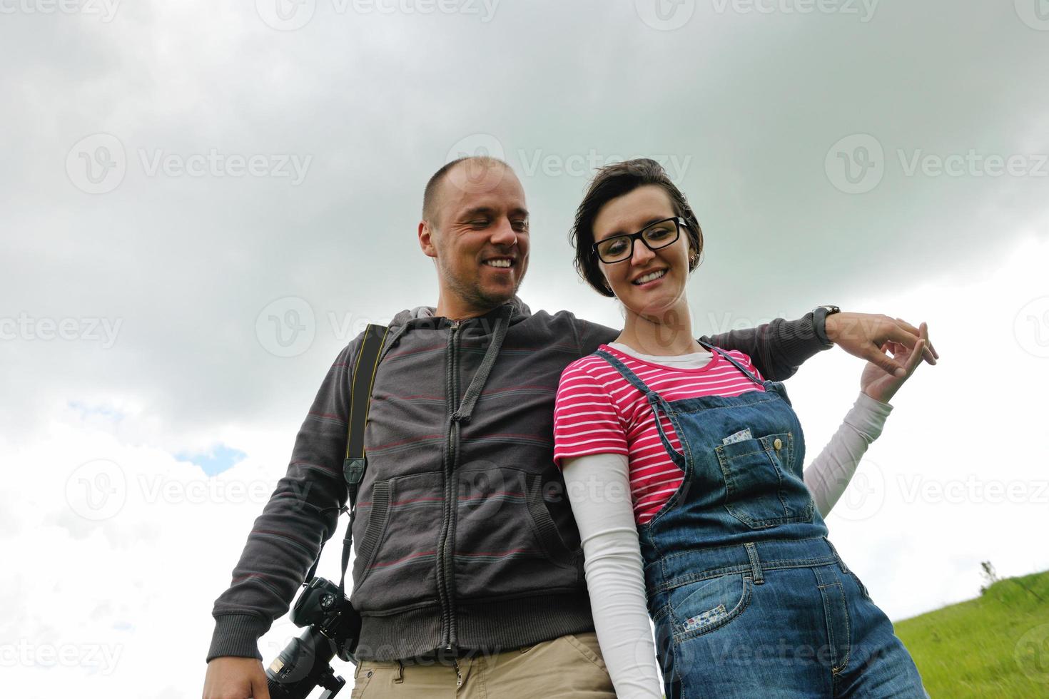 retrato de casal jovem romântico sorrindo juntos ao ar livre foto