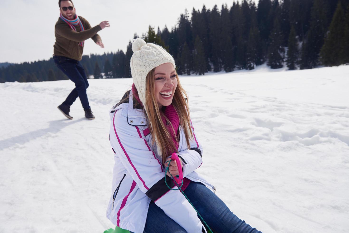 casal jovem feliz se divertindo no show fresco nas férias de inverno foto