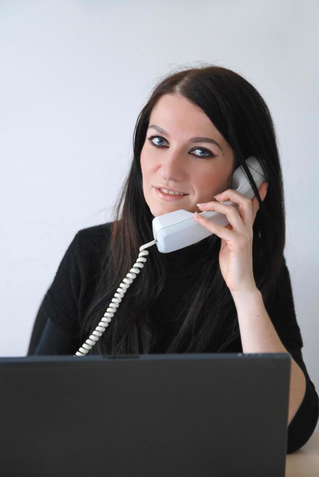 jovem mulher com laptop foto