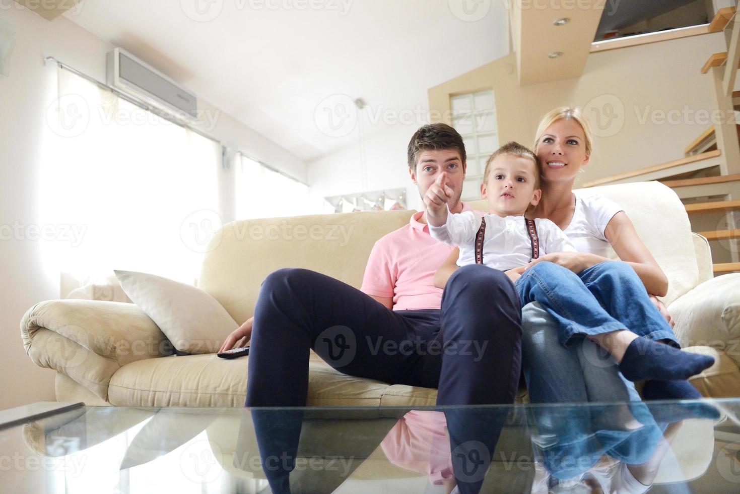 família em casa foto