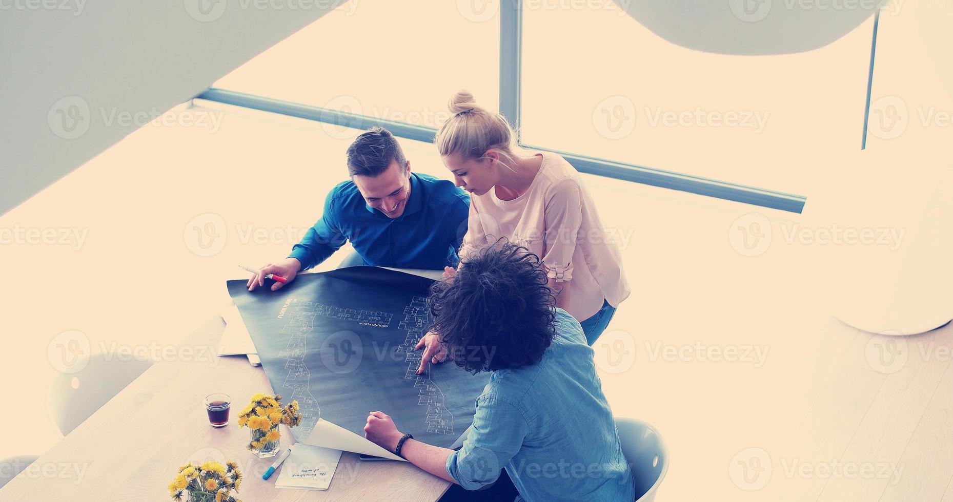 equipe de negócios de inicialização em uma reunião no prédio de escritórios moderno foto