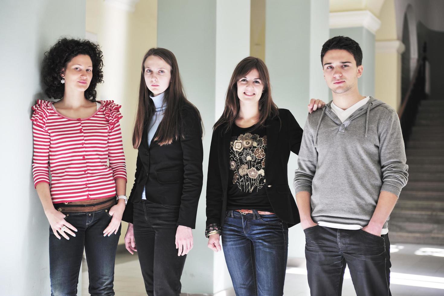 retrato de grupo de estudantes foto