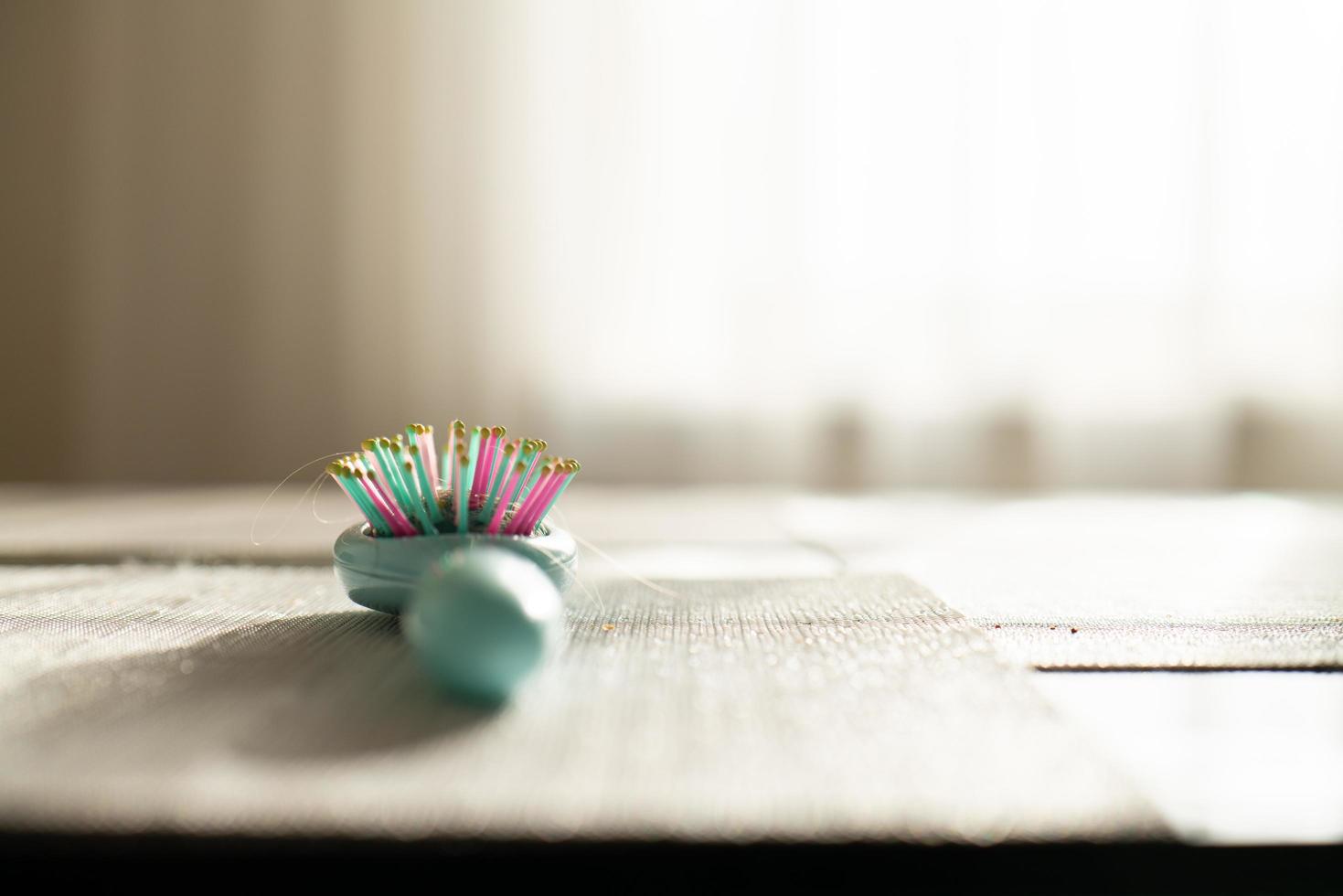 pente de cabelo na mesa. foto