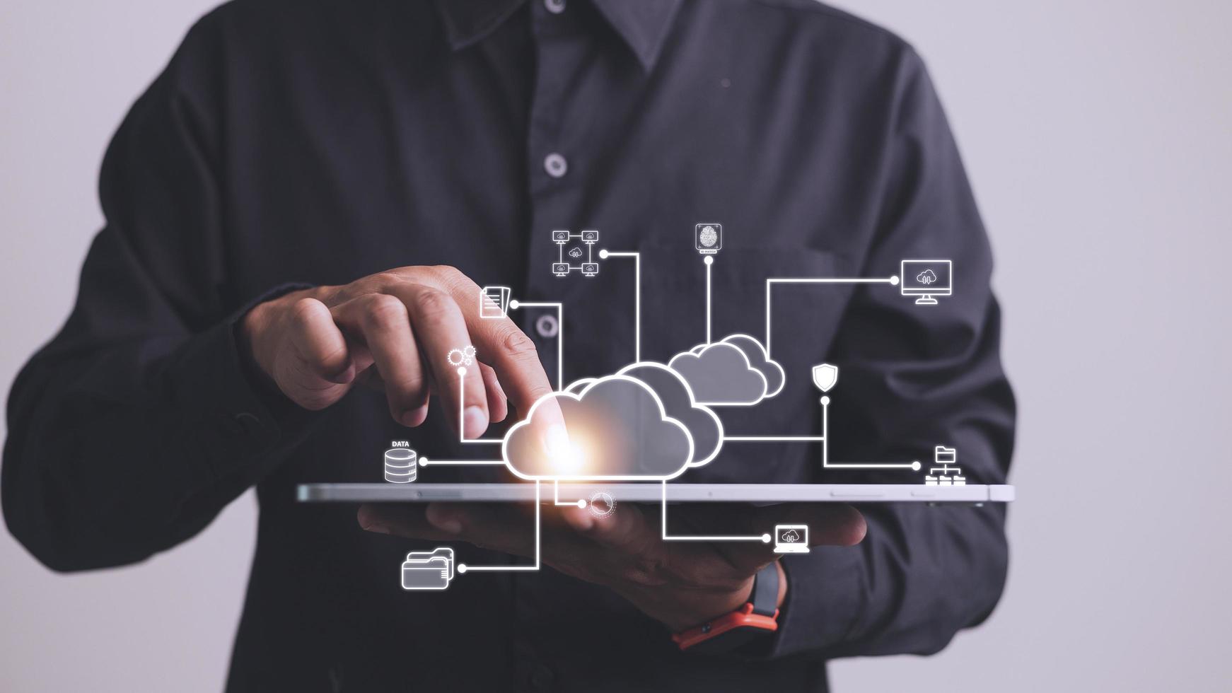 empresário com diagrama de computação em nuvem mostra por lado. tecnologia em nuvem. armazenamento de dados. conceito de serviço de rede e internet. foto