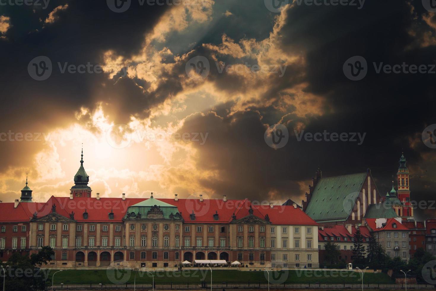 panorama de Varsóvia com nuvens foto