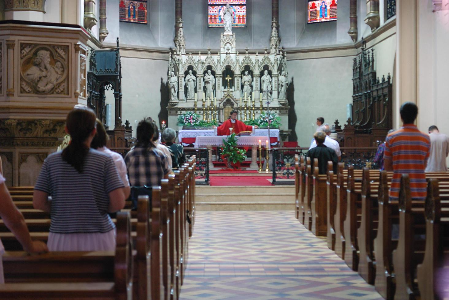 bósnia, 2022 - vista do interior da igreja foto