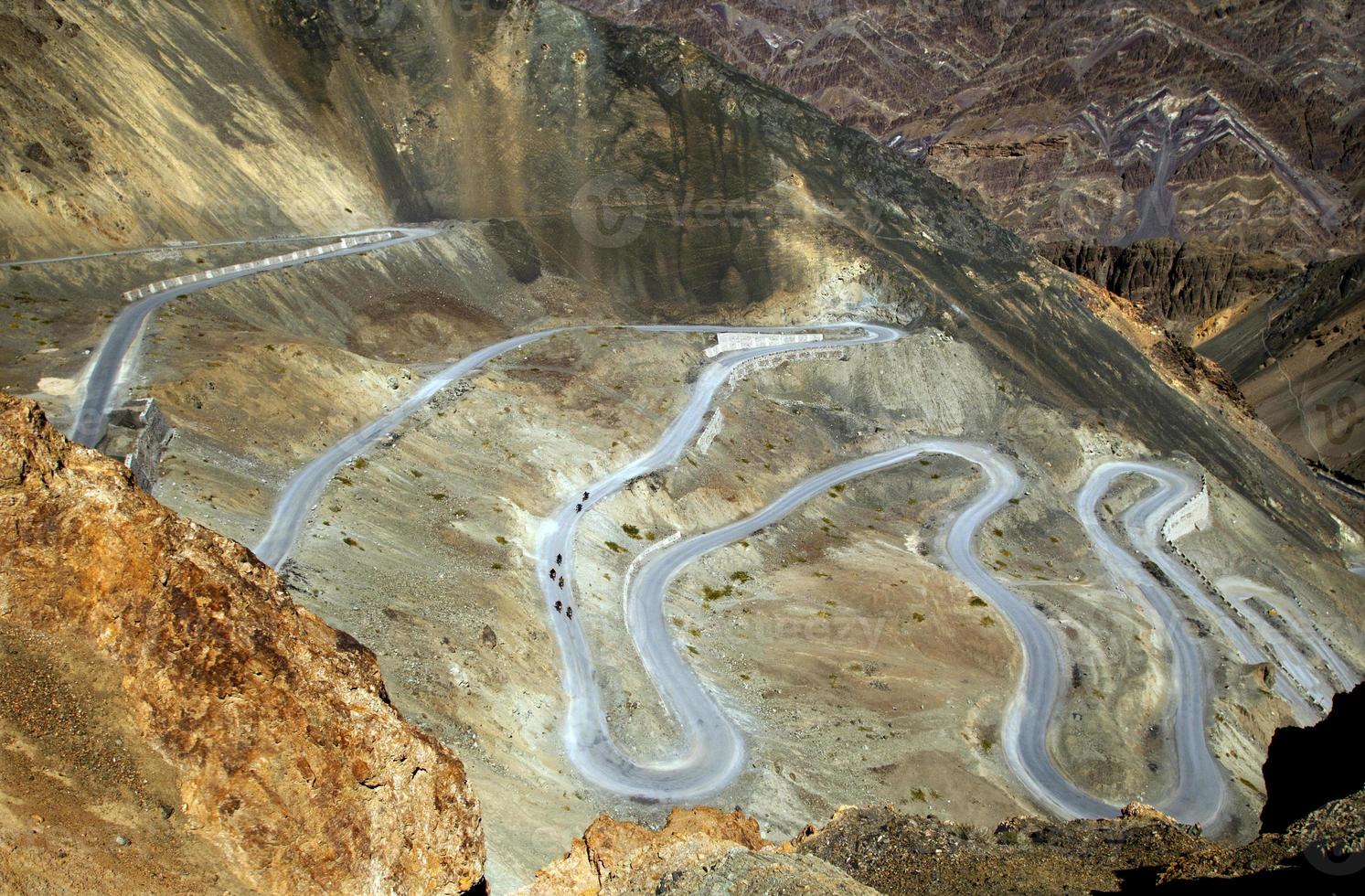 estrada sinuosa do deserto foto