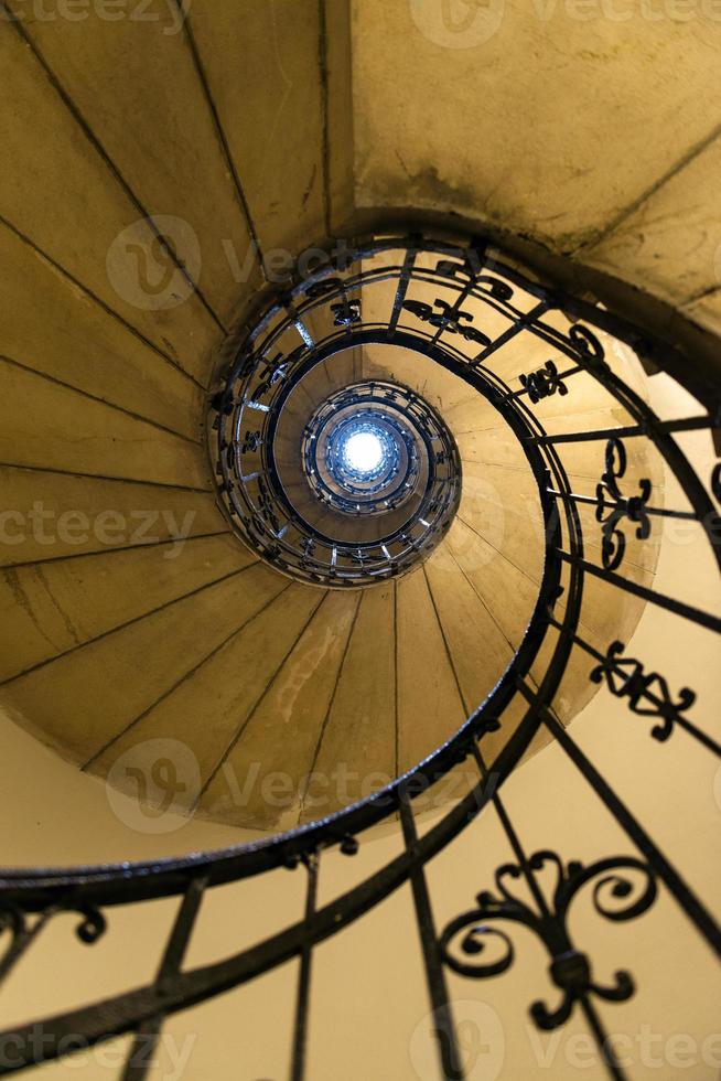escada em espiral em st. Basílica de Stephen em Budapeste foto