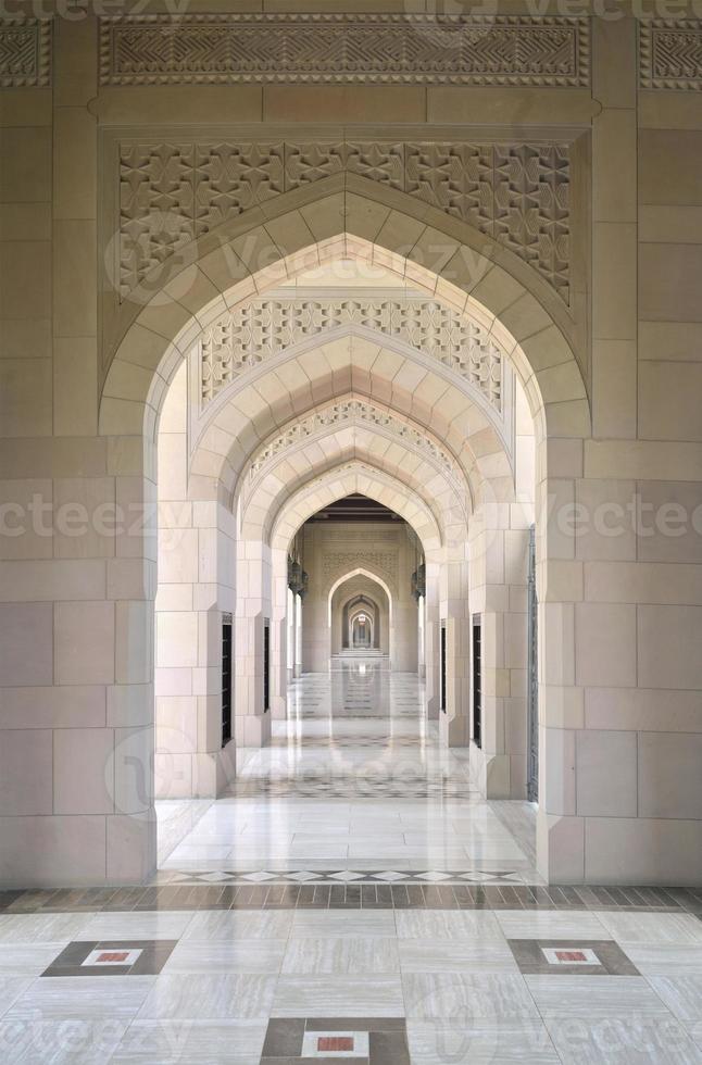 arco da grande mesquita de moscatel e piso de mármore foto