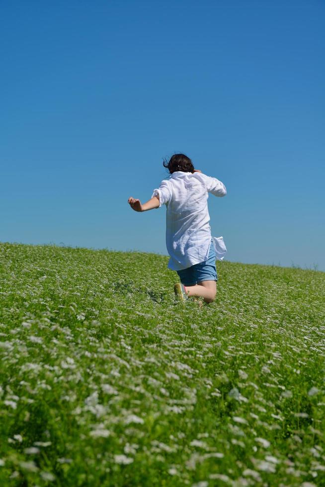 jovem mulher feliz em campo verde foto