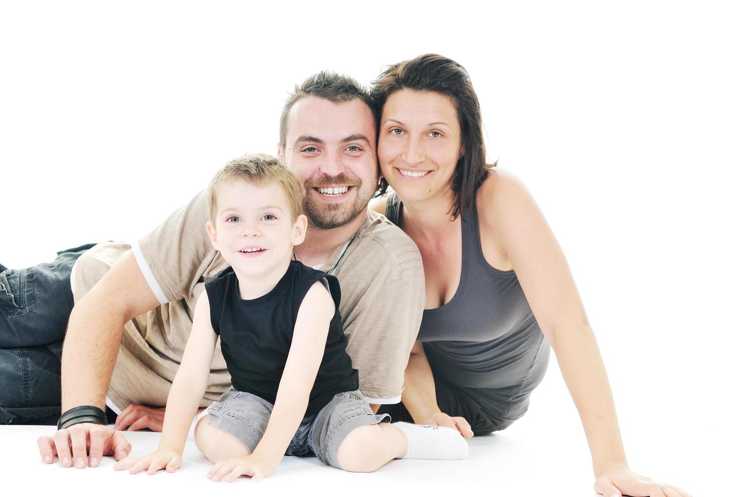 família jovem feliz isolada em branco foto