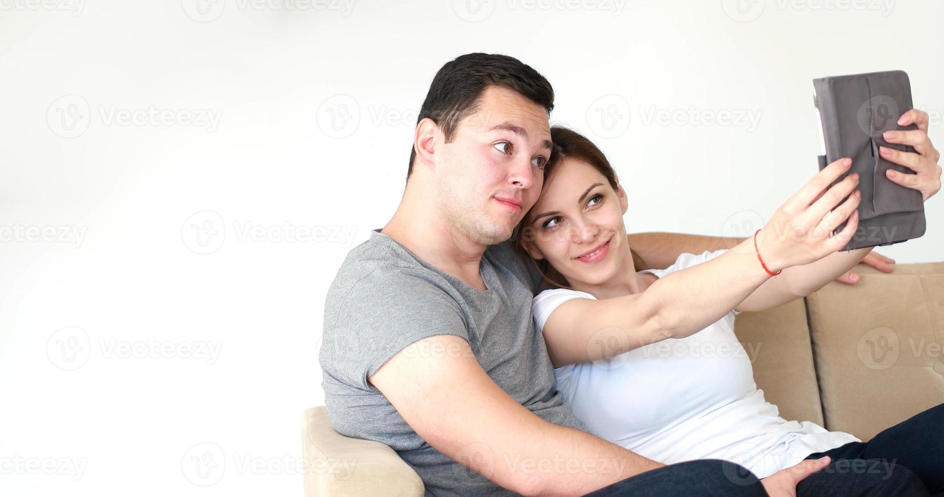 jovem casal usando tablet digital em casa foto