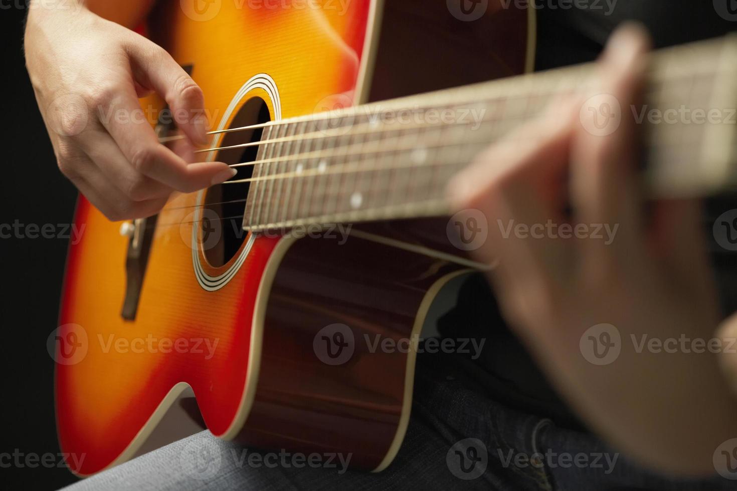 mãos tocando violão foto