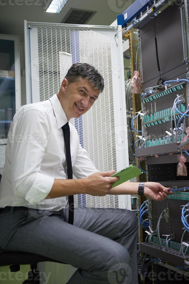 engenheiro de rede trabalhando na sala do servidor foto