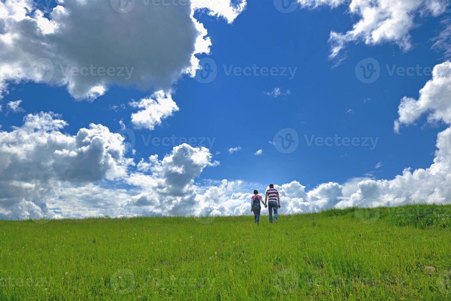 casal jovem romântico apaixonado juntos ao ar livre foto