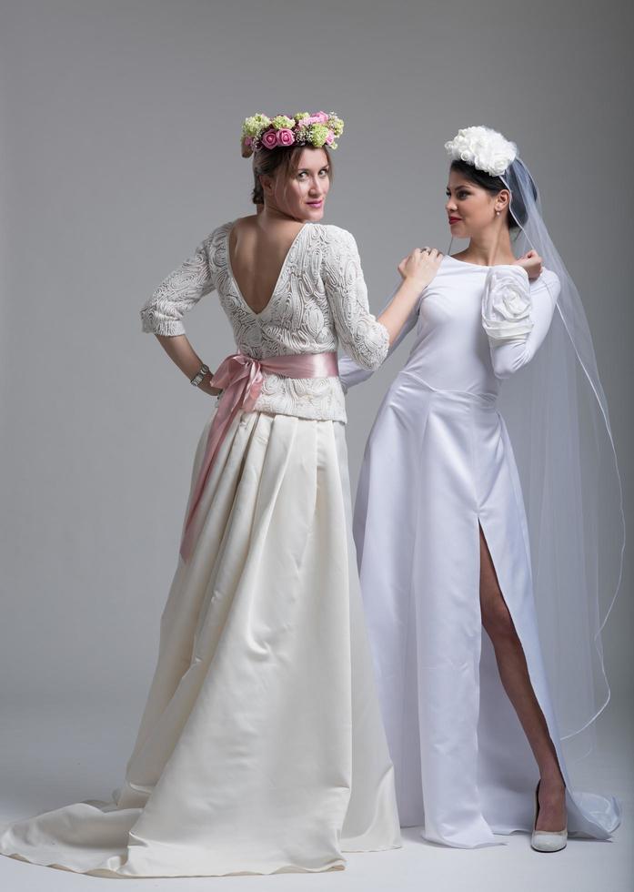 retrato de duas bela jovem noiva em vestidos de noiva foto