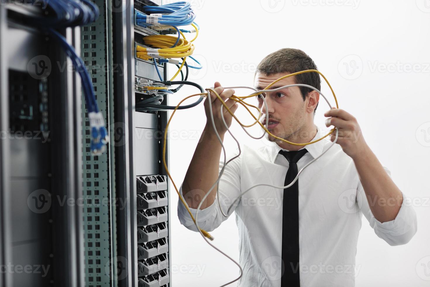 jovem engenheiro de TI na sala do servidor do datacenter foto