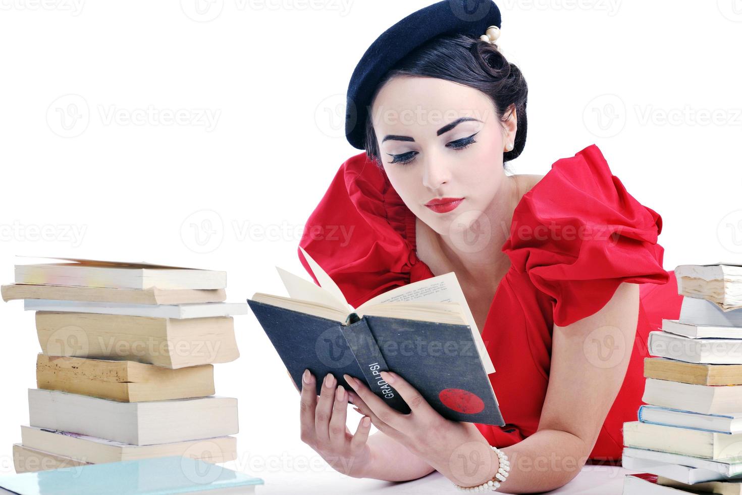 bela jovem ler livro foto