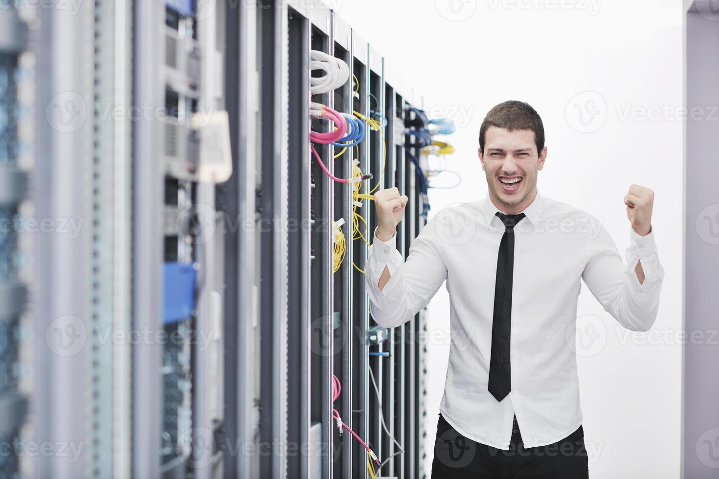 jovem engenheiro na sala do servidor do datacenter foto