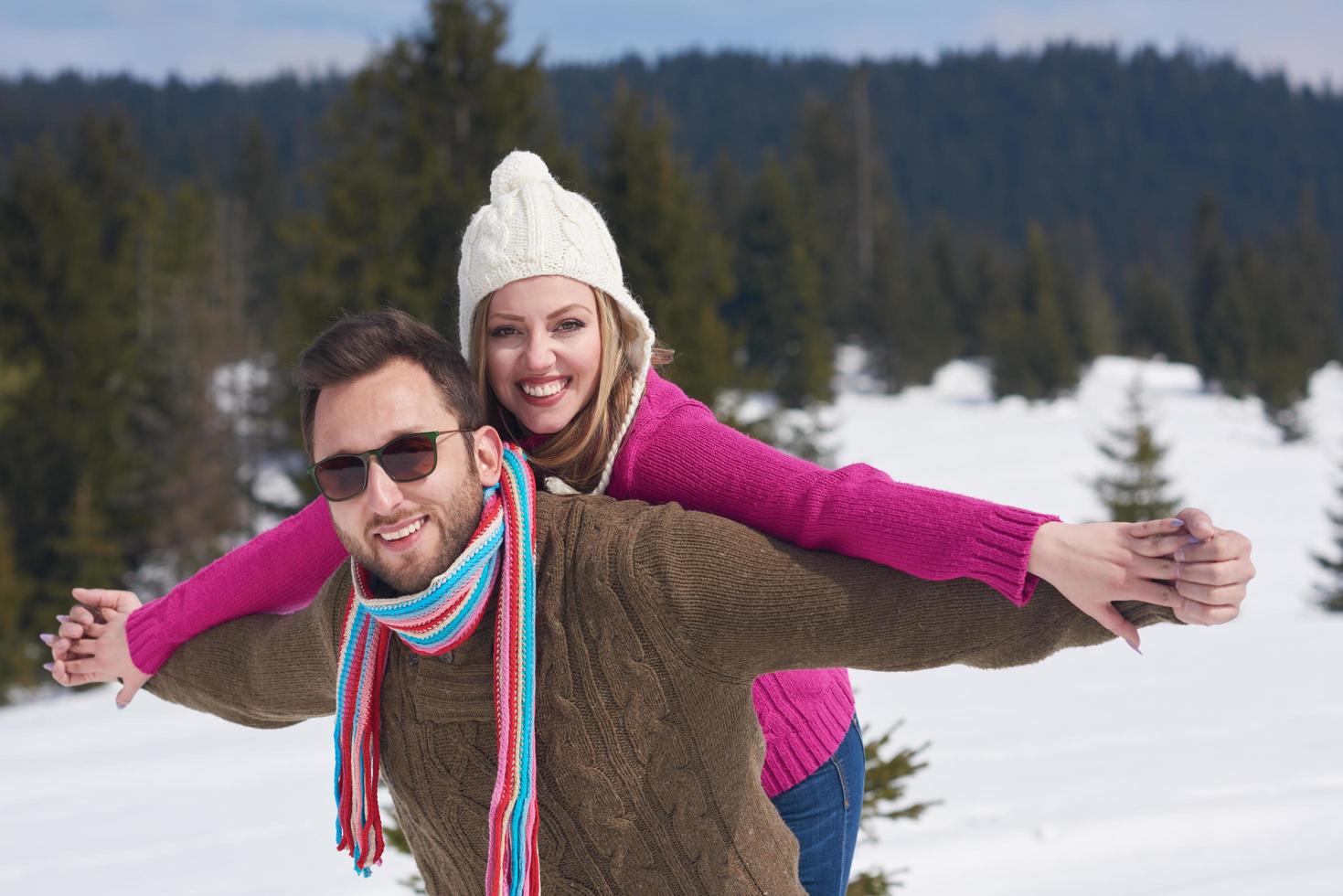 casal jovem romântico nas férias de inverno foto