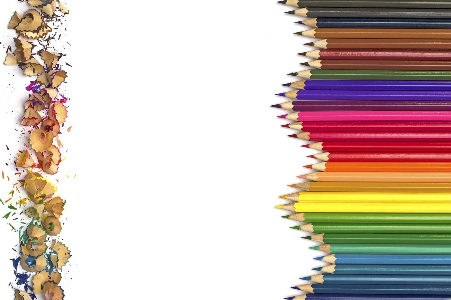 lápis de cor com aparas de lápis de cor no fundo branco foto