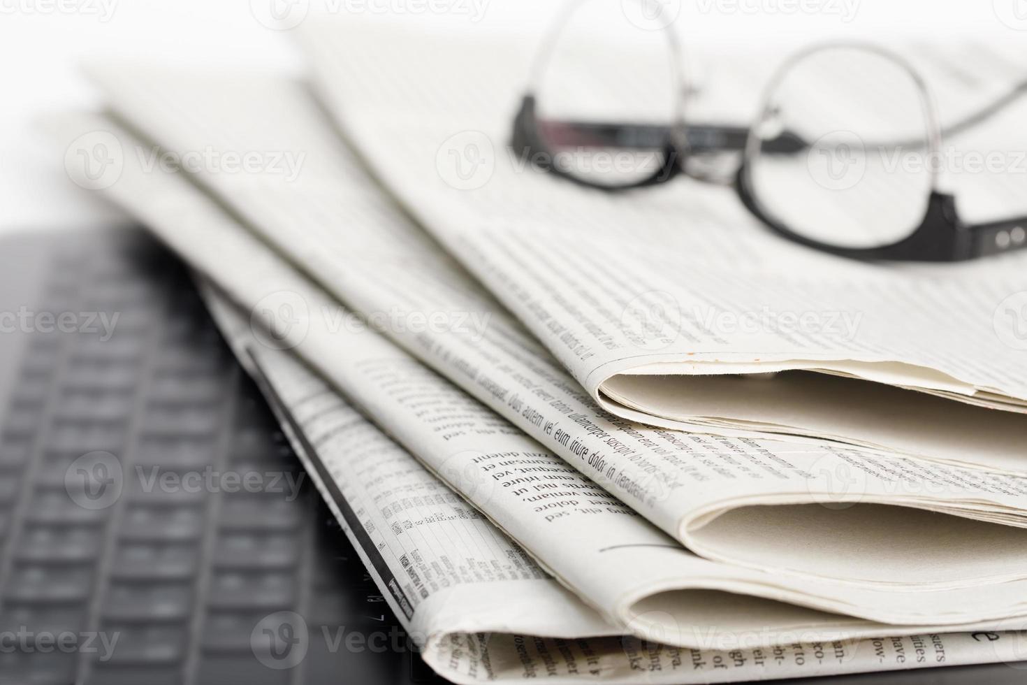 maquete de jornal de negócios com óculos isolados no fundo branco foto