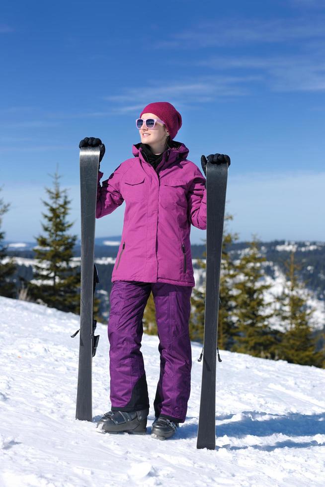 esqui de mulher de inverno foto