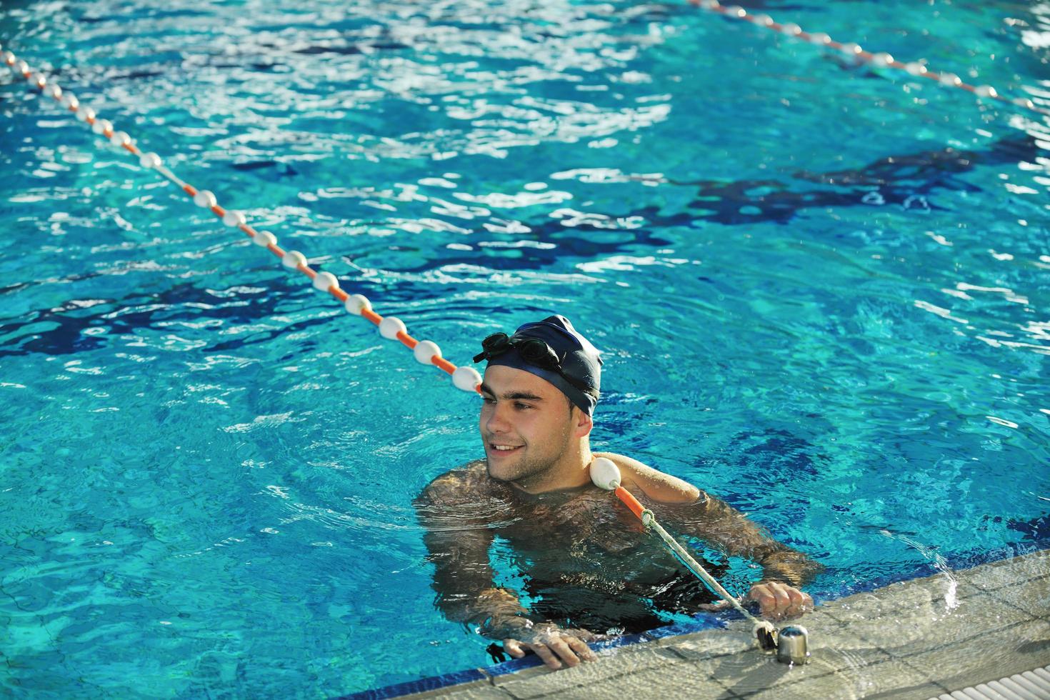 nadador na piscina foto