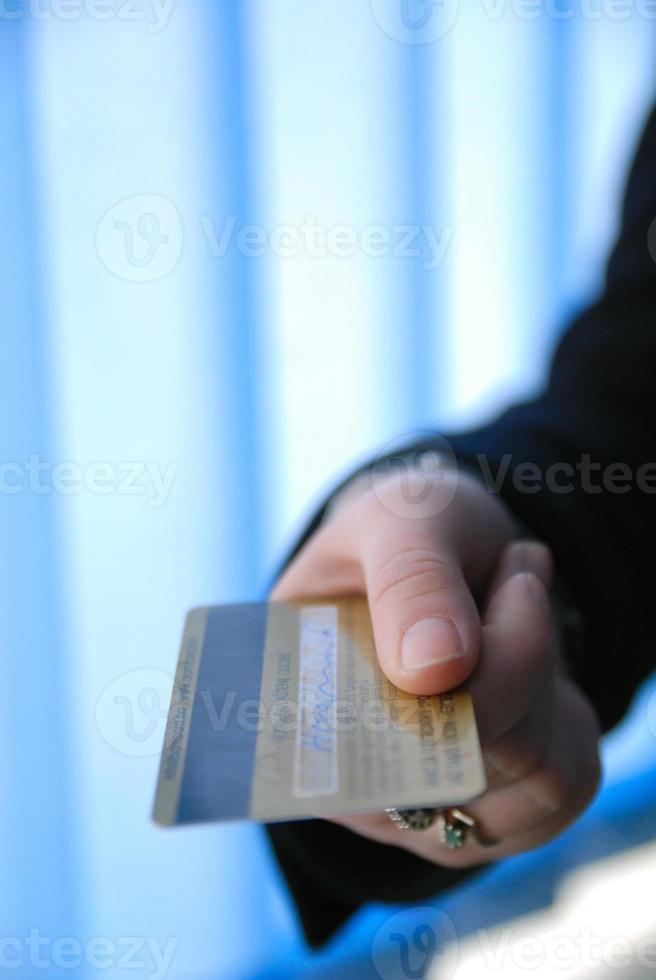 empresária segurando cartão de crédito foto