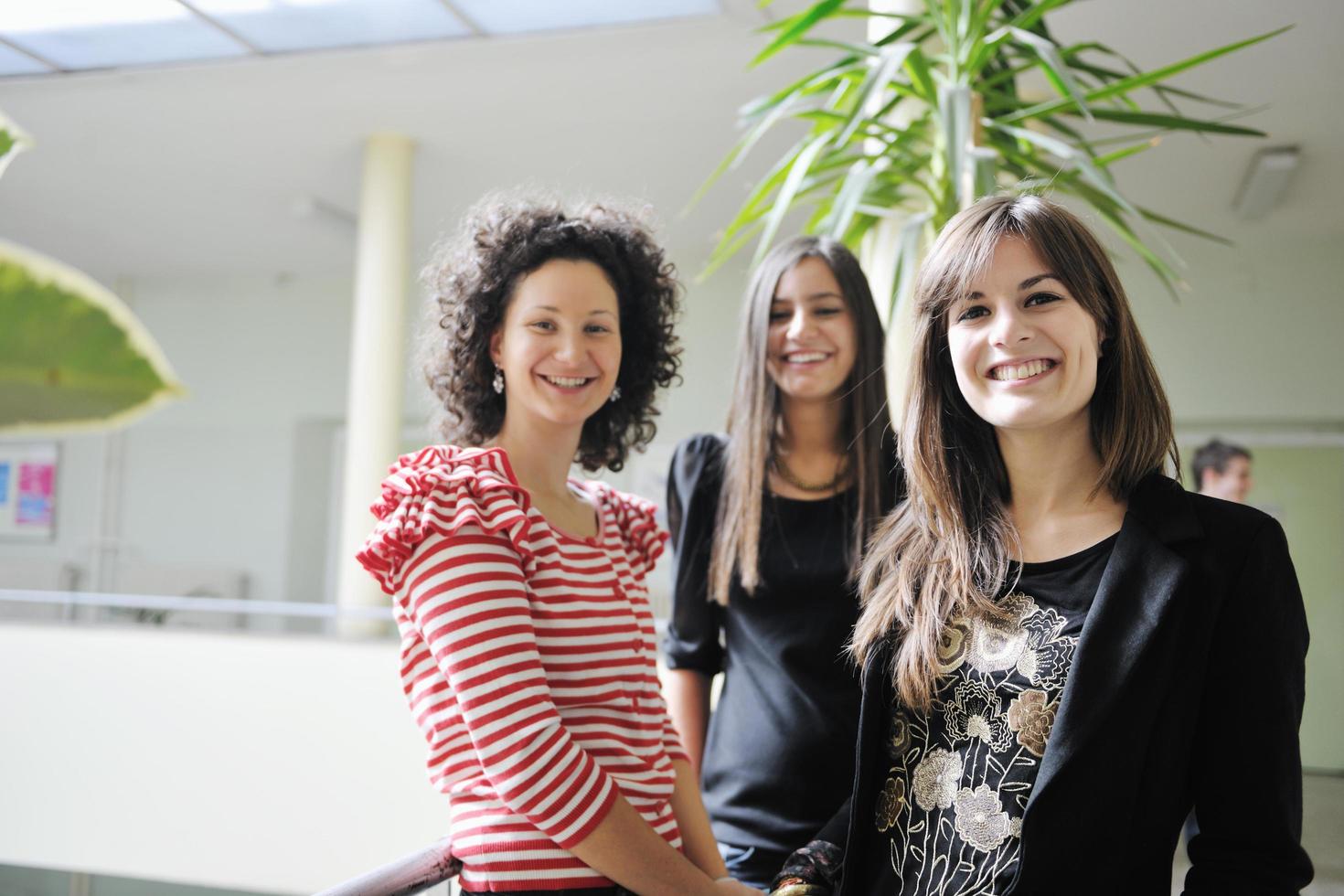 retrato de grupo de estudantes foto