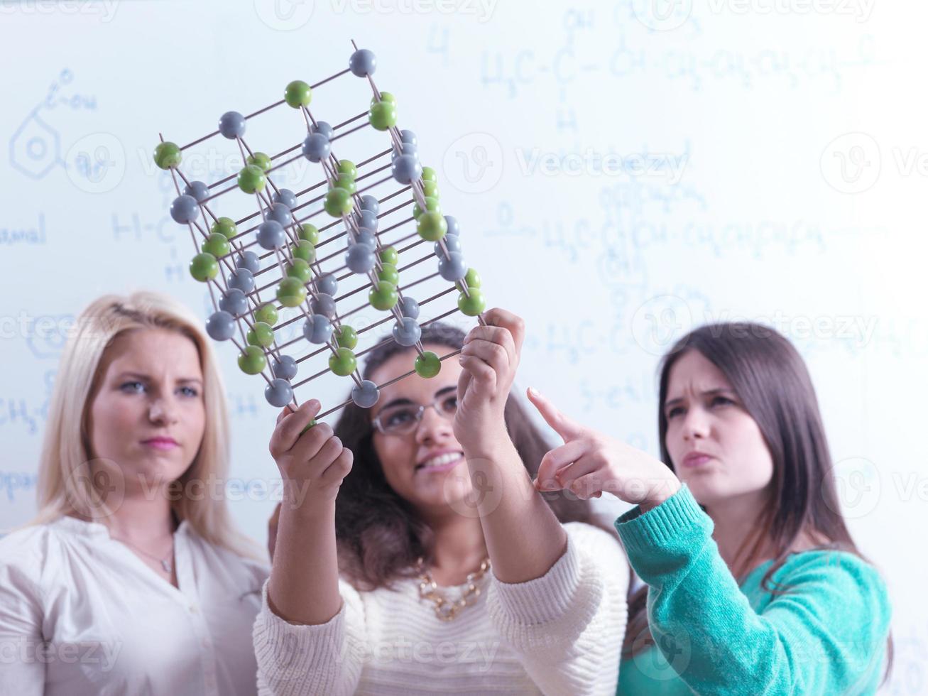 grupo de adolescentes na escola foto