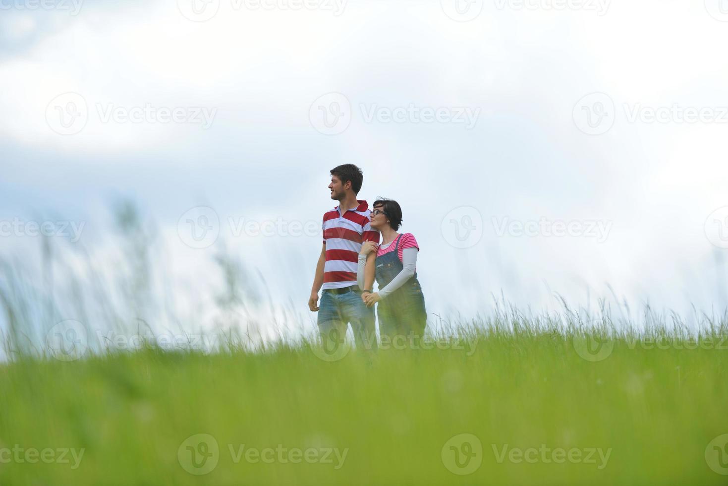 retrato de casal jovem romântico sorrindo juntos ao ar livre foto