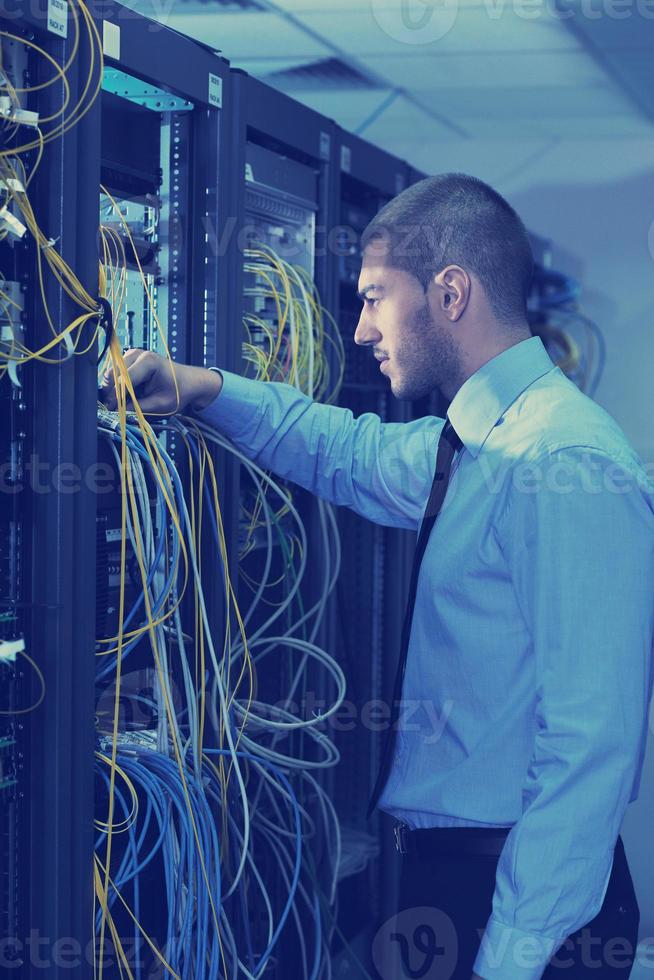 jovem engenheiro de TI na sala do servidor de datacenter foto