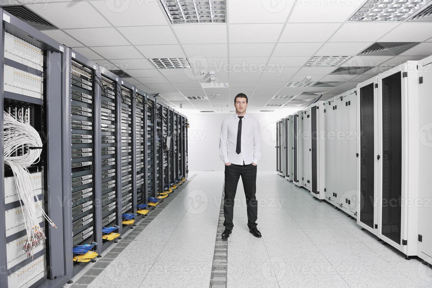 jovem engenheiro na sala do servidor do datacenter foto