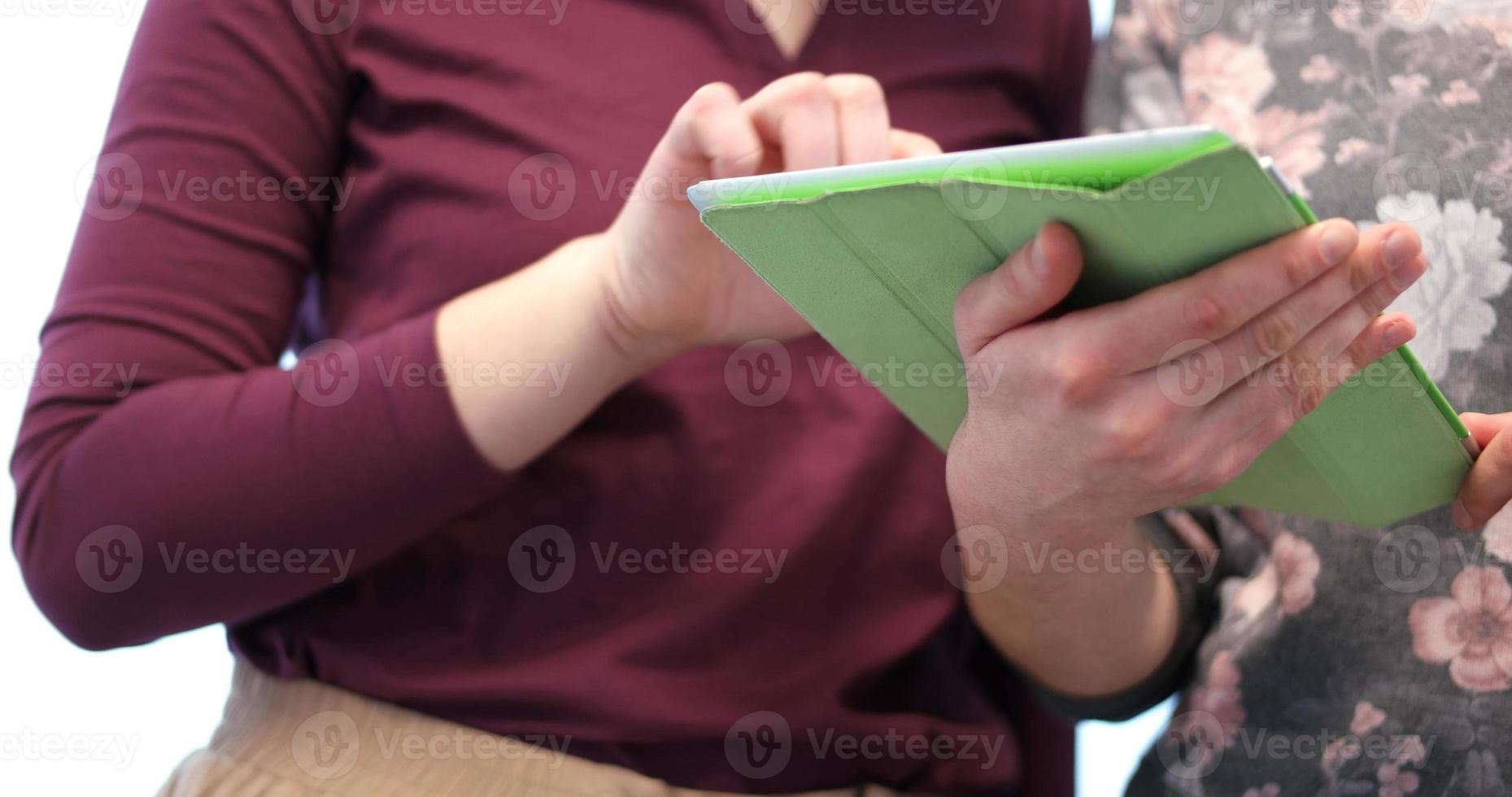 tiro de ângulo baixo de empresários usando tecnologia foto