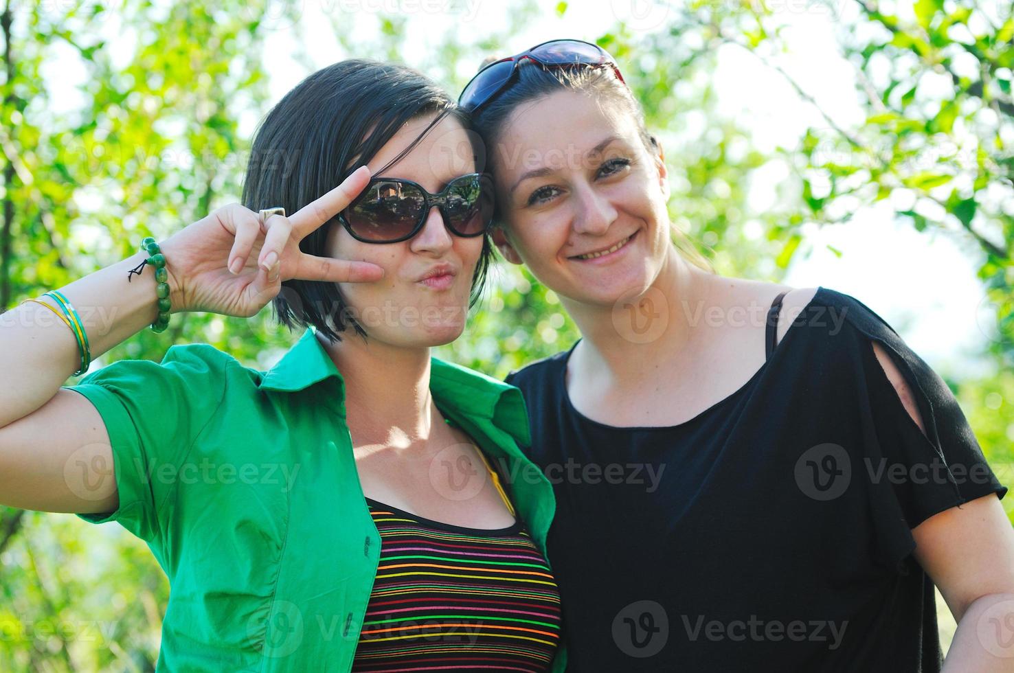 mulher grávida ao ar livre com amigo foto