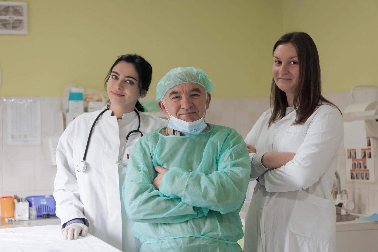 retrato de médicos vestindo uniforme e se preparando para fazer operação cirúrgica no teatro do hospital. conceito médico. foto