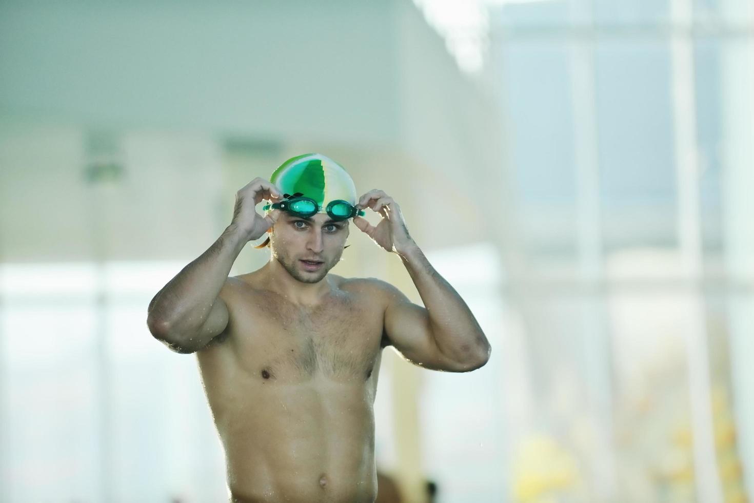 nadador na piscina foto