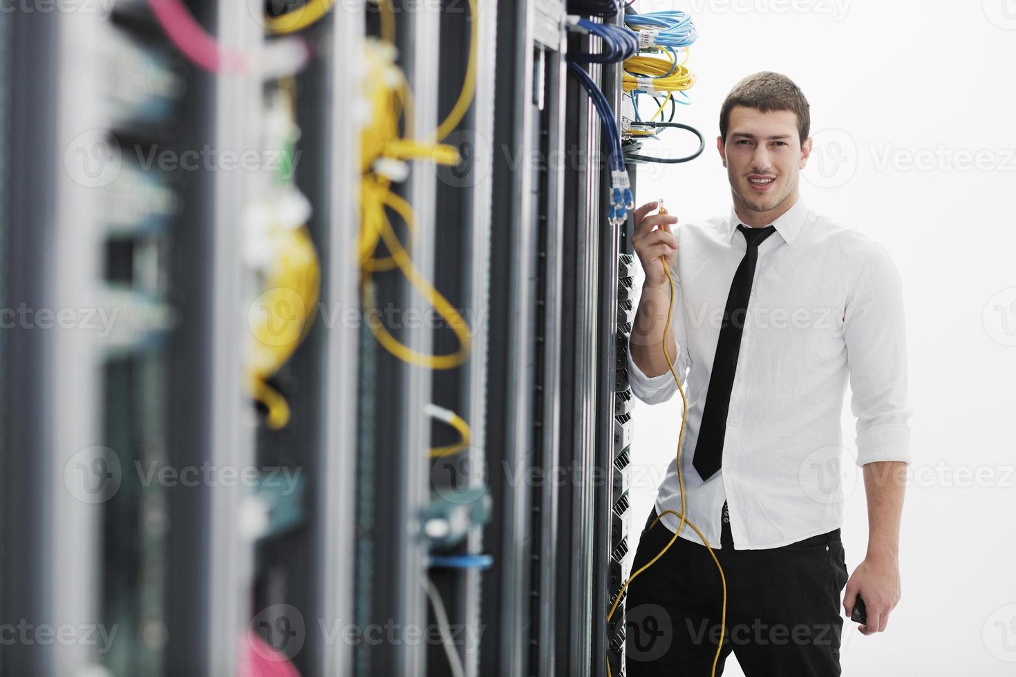 jovem engenheiro de TI na sala do servidor do datacenter foto