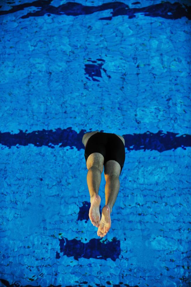 nadador na piscina foto