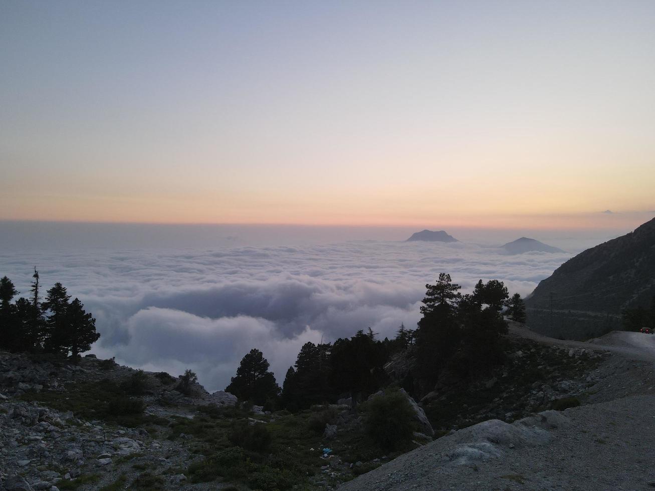 nascer ou pôr do sol na inversão de nuvens. viagens, esporte e conceito de vida ativa foto