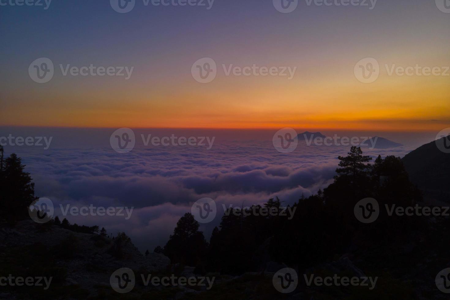 nascer ou pôr do sol na inversão de nuvens. viagens, esporte e conceito de vida ativa foto