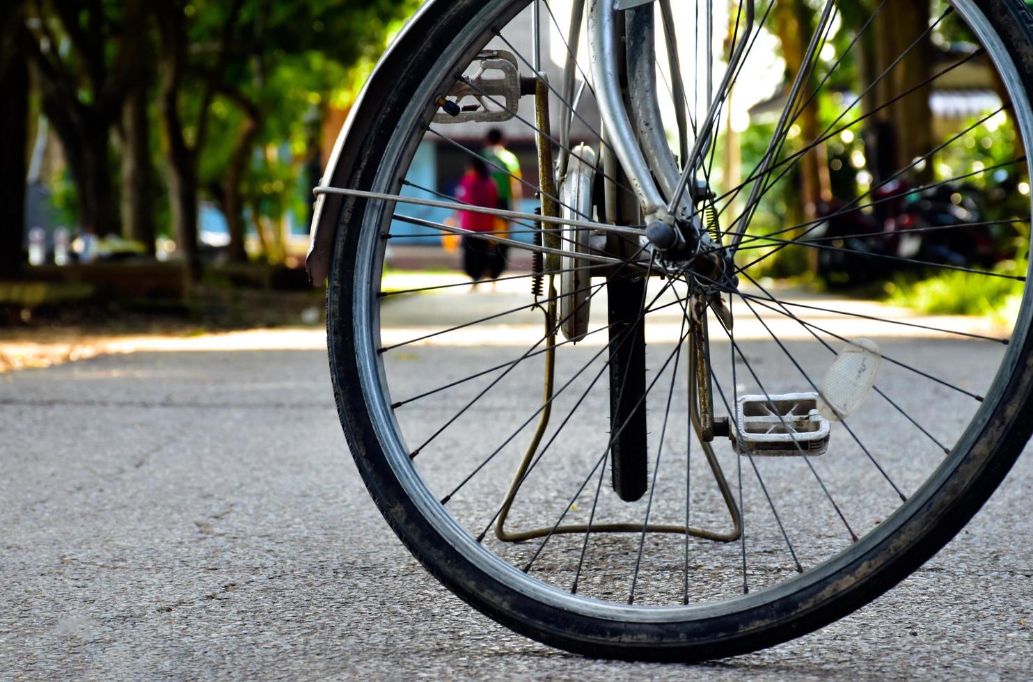 closeup vista do pneu traseiro furado da bicicleta vintage que estacionou na calçada ao lado da estrada. foco suave e seletivo. foto